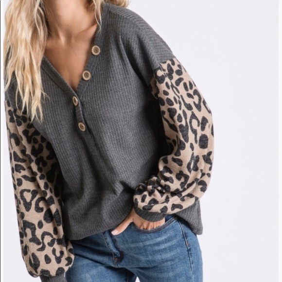 Make Offer🌷Charcoal Thermal Top/Leopard Sleeves - Picture 2 of 7